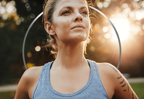 Femme sporting en séance de running