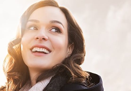 Jeune femme brune souriant