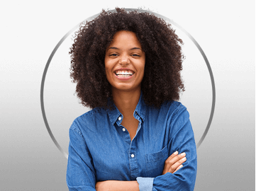 Femme cheveux au naturel les bras croisés sourit